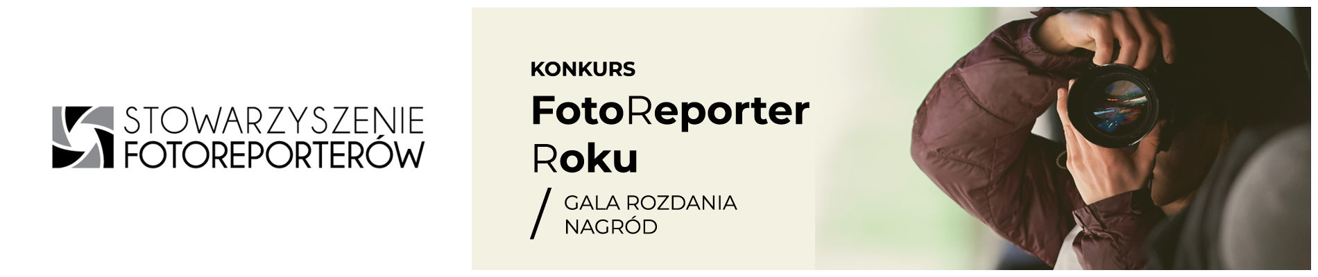 Na grafice znajduje się logo stowarzyszenia fotoreporterów, nazwa oraz ikona przypominająca przesłonę znajdującą się w aparacie. Obok logo znajduje się zdjęcie osoby trzymającej aparat przy oku (patrzącej w wizjer). Nie widać twarzy osoby. Na środku informacja tekstowa "Konkurs. Fotoreporter roku. /Gala rozdania nagród)