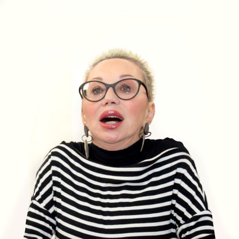 Na kwadratowym zdjęciu Monika Małkowska w bluzce w czarno-białe pasy. Fot. Wanda Hansen 