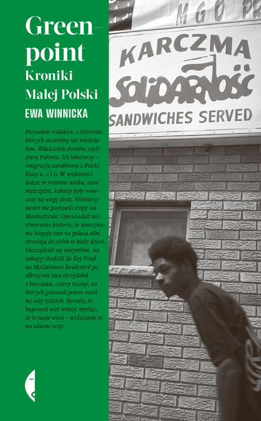 Okładka książki   "Greenpoint. Kroniki Małej Polski": Fragment ceglanego budynku z szyldem 'Karczma" i logiem Solidarności, przed budynkiem afroamerykanin.