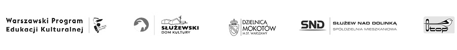 Biały pasek z monochromatycznymi logotypami organizatorów i partnerów projektu. Od lewej: Warszawski Program Edukacji Kulturalnej (po prawej stronie logotypu ikona syrenki warszawskiej), Służewski DOm Kultury (po lewej stronie logotypu koza, nad napisem widać domek z wiatrakiem), Dzielnica Mokotów (po lewej stronie logotypu herb dzielnicy), Spółdzielnia Mieszkaniowa "Służew nad Dolinką" (po lewej stronie loga wytłuszczony skrót SND), logo ogólnopolskieho Towarzystwa Ochrony Ptaków (logo składa się ze sktótu OTOP oraz ptaszka, który siedzi na nazwie) 